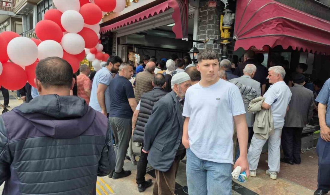 Açılışta izdiham Düzce’de bir restoran, açılışa özel olarak tavuk döner ve ayranı