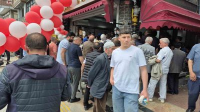 Düzce’de bir restoran, açılışa özel olarak tavuk döner ve ayranı