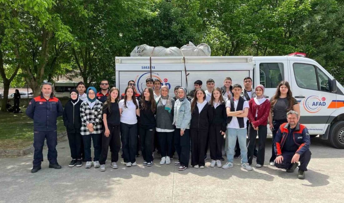 AFAD personelinden lise öğrencilerine afet bilincine yönelik eğitim Sakarya İl Afet ve Acil Durum Müdürlüğü ekipleri, lise öğrencilerine