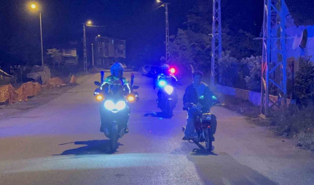 Akrobasi hareketleri pahalıya patladı: Kovalamaca ile yakalanan motosikletlilere 65 bin lira ceza Düzce’de akrobasi hareketleri yaparak ilerleyen motosikletliler kovalamaca sonrasında yakalandı. 3