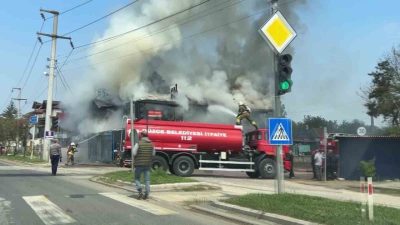 DÜZCE(İHA) – Düzce’nin Akpınar Mahallesi’nde 2 katlı bina alevlere teslim