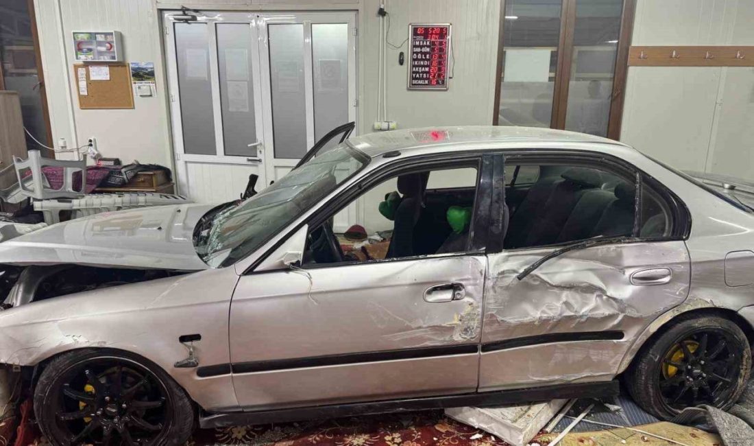Alkollü sürücü camiye daldı: 1 yaralı Kocaeli’nin İzmit ilçesinde alkollü olduğu iddia edilen sürücü camiye daldı.