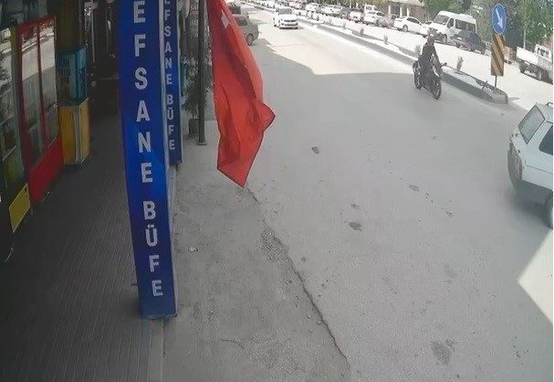 Aniden şerit değiştiren otomobile çarpan motosikletin sürücüsü yaralandı Bilecik’te aniden şerit değiştiren otomobile motosikletin çarpması sonucu meydana gelen
