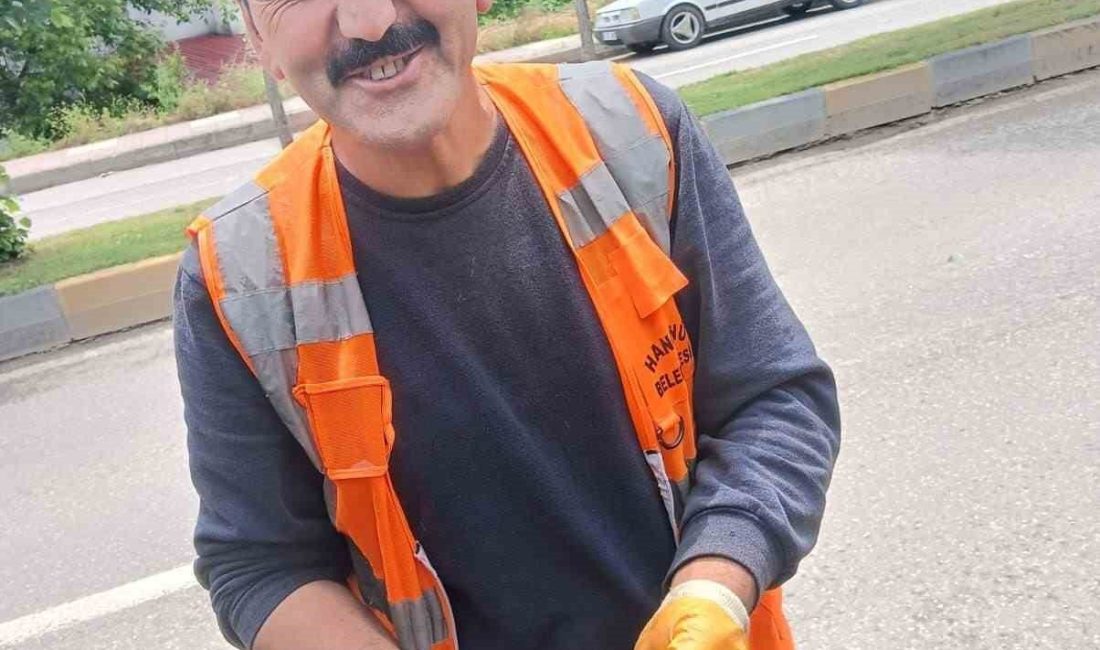 Araç motoruna sıkışan yavru kedileri itfaiye ekipleri kurtardı Kastamonu’nun Hanönü ilçesinde bir otomobilin motor kısmına sıkışan yavru kediler