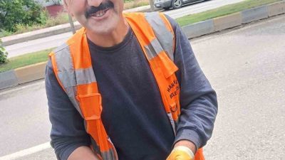 Kastamonu’nun Hanönü ilçesinde bir otomobilin motor kısmına sıkışan yavru kediler