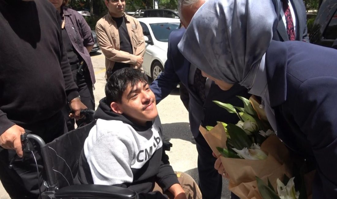 Bakan Mahinur Özdemir Göktaş’tan, özel gereksinimli Abdullah’a yakın ilgi Aile ve Sosyal Hizmetler Bakanı Mahinur Özdemir Göktaş, Bilecik’te karşılaştığı