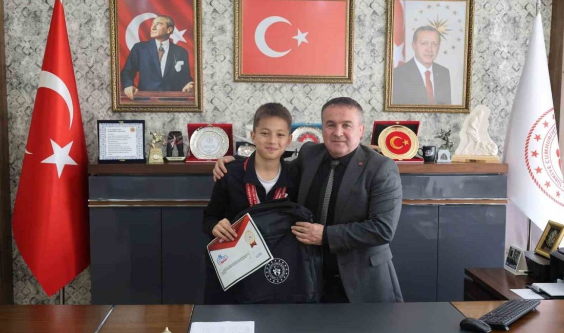 Başarılı genç sporcuyu makamında ağırladı Bilecik Gençlik ve Spor İl Müdürü Ramazan Demir, Ali Çınar