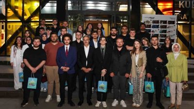 Üniversiteli gençlerle Ofis Sanat Merkezi’nde bir araya gelerek siyaset, gündelik