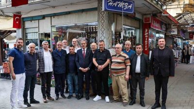 Tarihi Uzunçarşı’da kunduracı esnafıyla buluşan Sakarya Büyükşehir Belediye Başkanı Yusuf