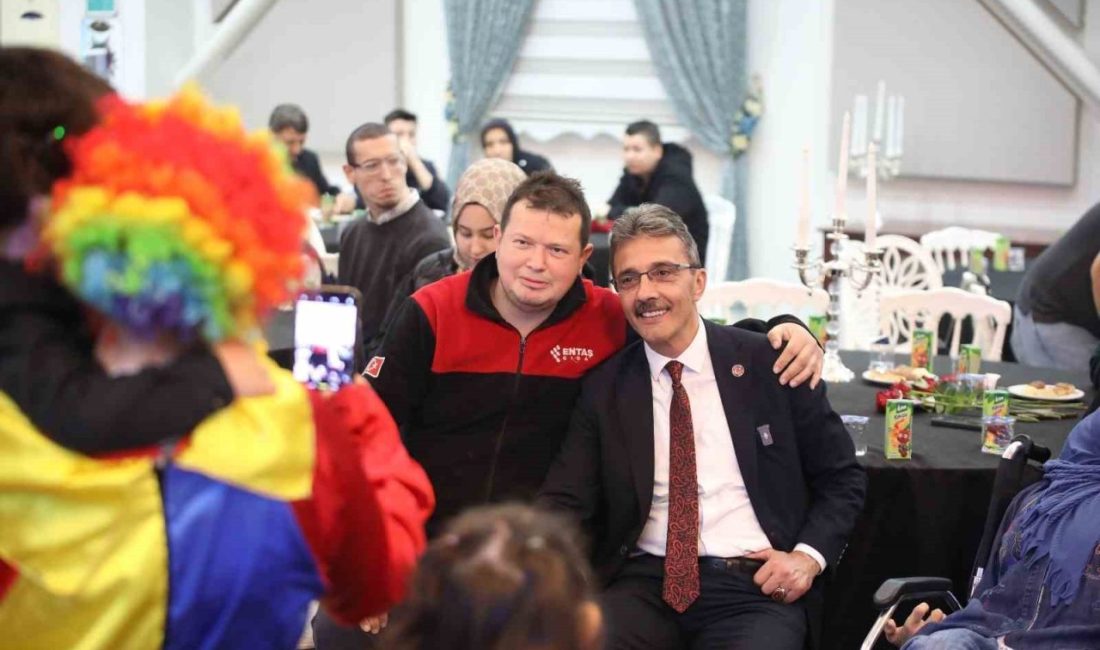 Başkan Dinç: “Biz birlikte güçlüyüz” Coşku ile gerçekleşen Engelliler Haftası Şenliği’nde konuşan Erenler Belediye Başkanı