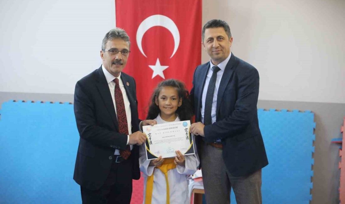 Başkan Dinç: “Çocuklarımız için en güzel aktivite spordur” Erenler Karate Spor Kulübü’nün kuşak bağlama törenine katılan Belediye Başkanı