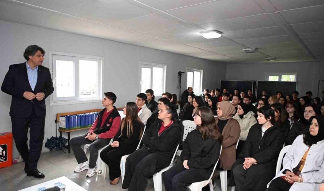 Başkan Kocaman liselilerin taleplerini dinledi Kartepe Belediye Başkanı Mustafa Kocaman, lise öğrencileri ile bir araya