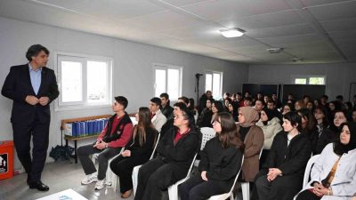 Kartepe Belediye Başkanı Mustafa Kocaman, lise öğrencileri ile bir araya