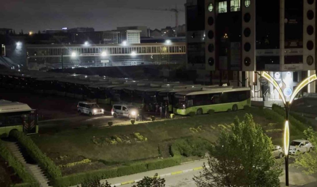 Belediyeye ait otobüsü çalmaya çalışan hırsızlar suçüstü yakalandı Kocaeli’nin Gebze ilçesinde gece saatlerinde belediyeye ait otobüsü çalmaya çalışan