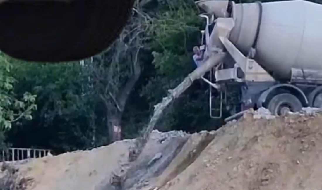 Betonu ormana boşalttı, suçüstü yakalandı Kocaeli’nin Gölcük ilçesinde bir beton mikseri sürücüsü, ormanlık alana beton