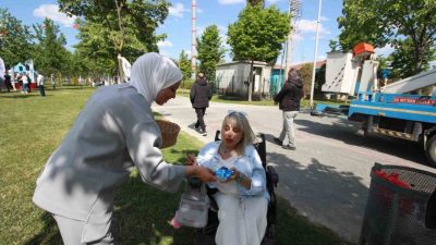 Gölcük’te düzenlenen Engelsiz Bahar Şenliği’nde stant açan özel öğrenciler, vatandaşlara