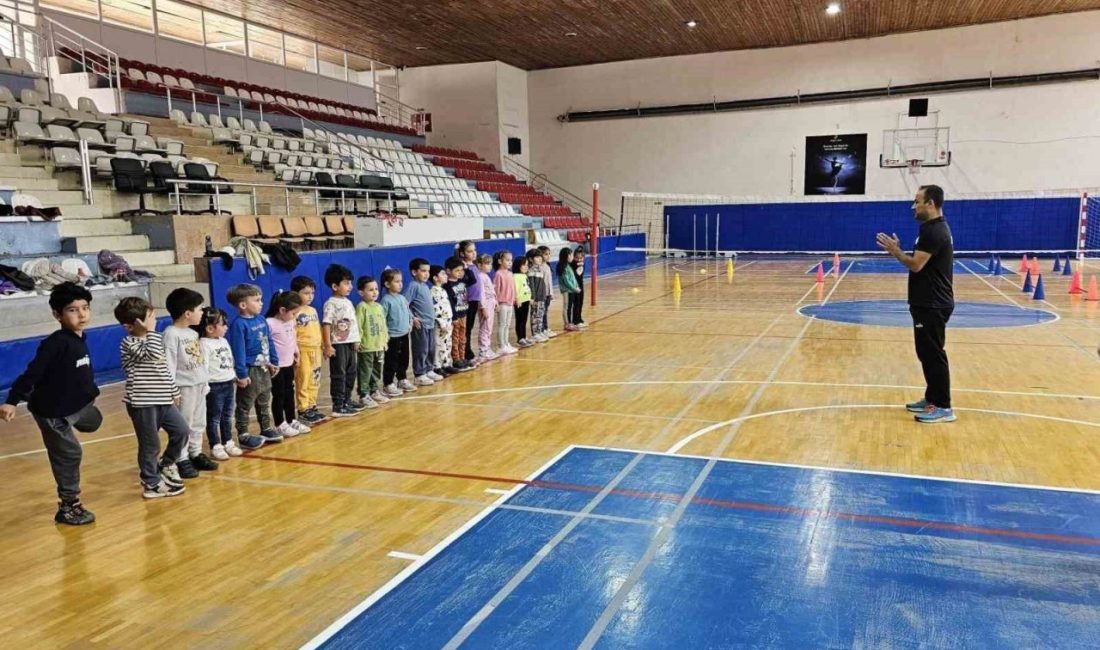 Bilecik anaokulu minikleri voleybol ile tanıştı Bilecik Anaokulu Gülenyüzler sınıfı öğrencileri, spor salonunda düzenlenen özel etkinlikte