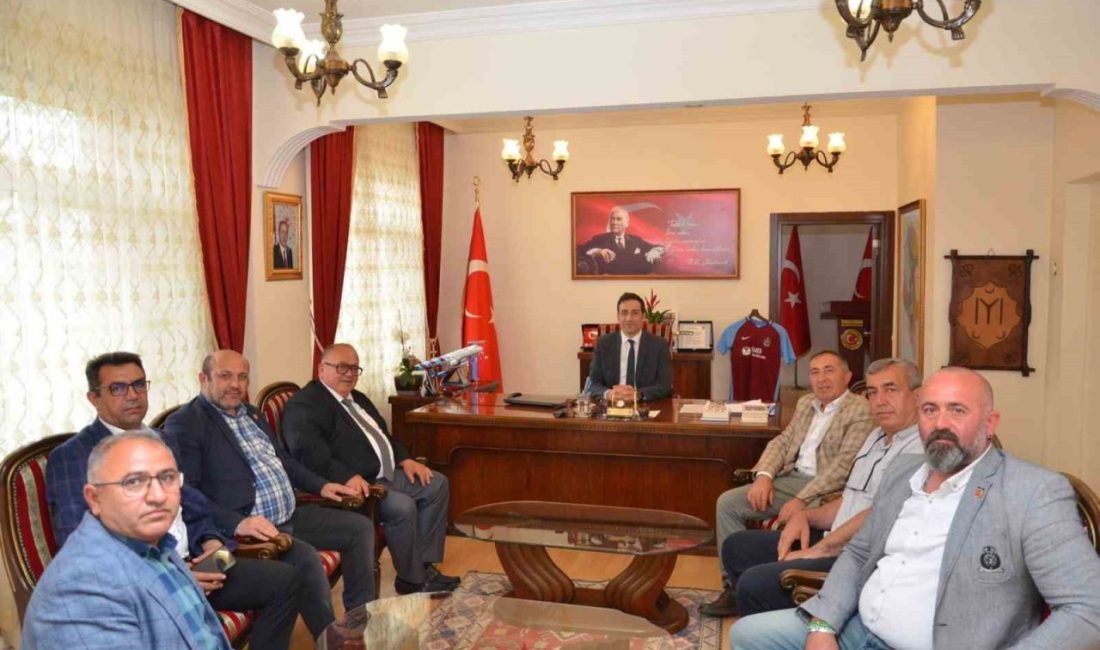 Bilecik Muhtarlar Derneği Başkanı İlhami Çınar ve dernek üyesi muhtarları,