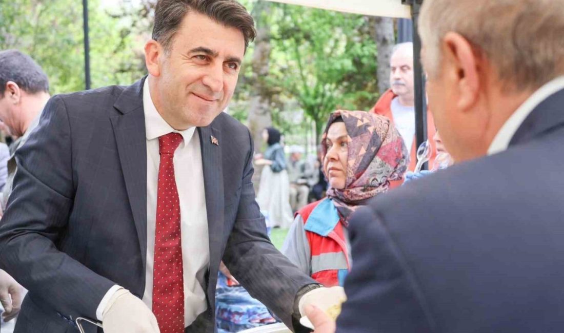 Bilecik Valisi Şefik Aygöl’den geleneksel Cuma pilavı ikramı Bilecik Valisi Şefik Aygöl, her Cuma günü olduğu gibi bu