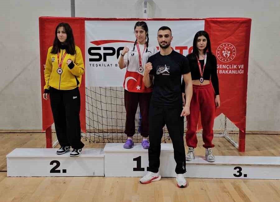 Bilecikli Sporcu Nisa Nur Efe’den Türkiye ikinciliği Bolu’da düzenlenen Okul Sporları Gençler Muaythai Türkiye Şampiyonası’nda, Bilecik’in Bozüyük