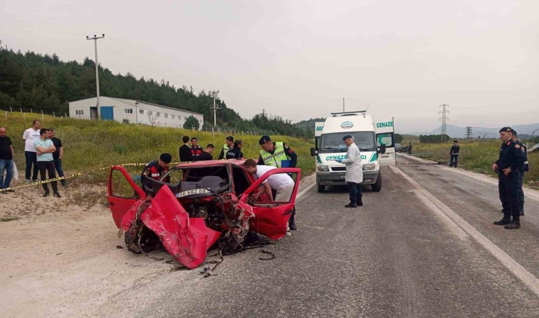 Bilecik’te 2 otomobil kafa kafaya çarpıştı: 3 ölü, 1 yaralı Bilecik’te 2 otomobilin kafa kafaya çarpışması sonucunda meydana gelen trafik