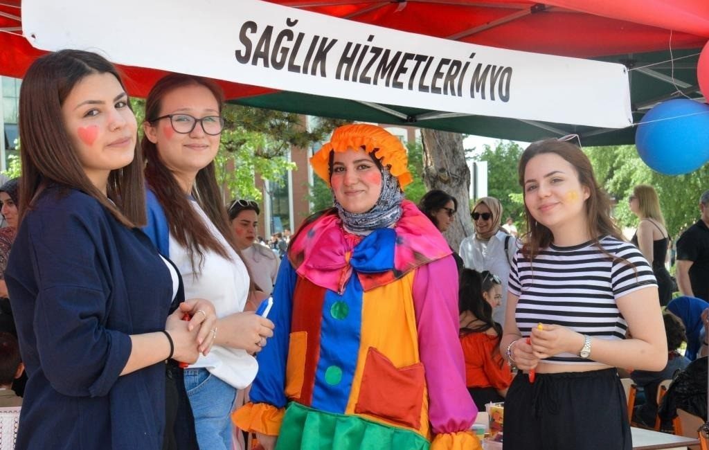 Bilecik’te Bilim ve Kültür Şenliğine binlerce kişi katıldı Bilecik Şeyh Edebali Üniversitesinin geleneksel hale getirdiği 3. Bilim ve