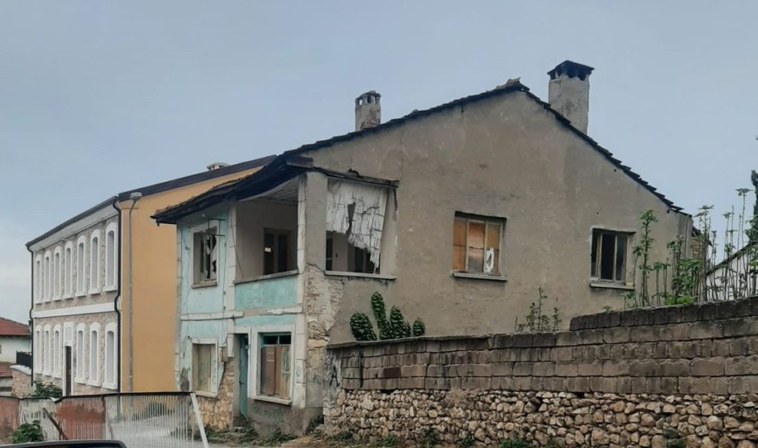 Bilecik’te bir emniyet bir de zabıta ekibine darp edildi Bilecik’te metruk bir binada yükselen seslerden rahatsız olan mahalle sakinleri