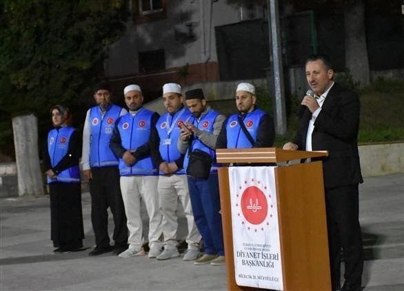 Bilecik’te hacı adayları dualarla uğurlandı Bilecik’ten 2025 yılında hacca gitmek için hazırlıklarını tamamlayan hacı adaylarının