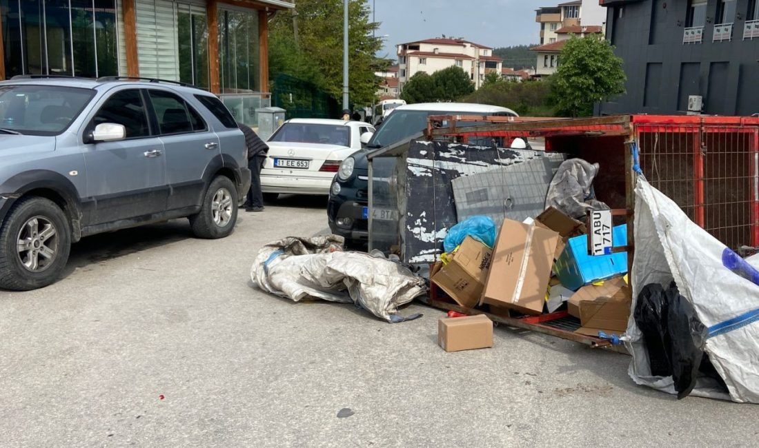 Bilecik’te arkasında mukavva kağıt yüklü motosiklet seyir halinde virajı alamayarak