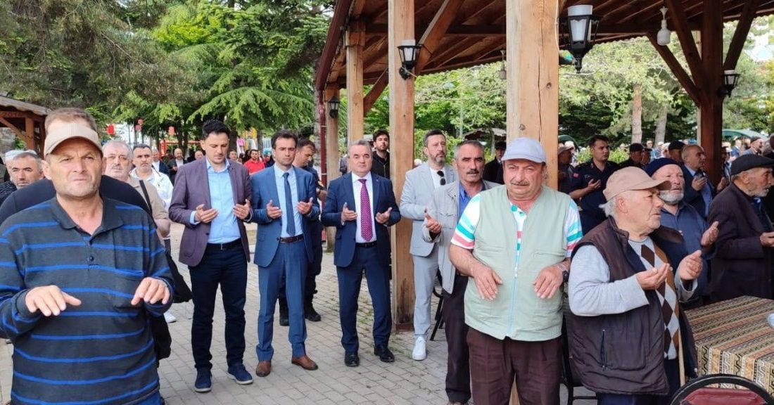 Bilecik’te yağmur ve şükür duası Bilecik’te düzenlenen yağmur ve şükür duası programına ilçe protokolü ve