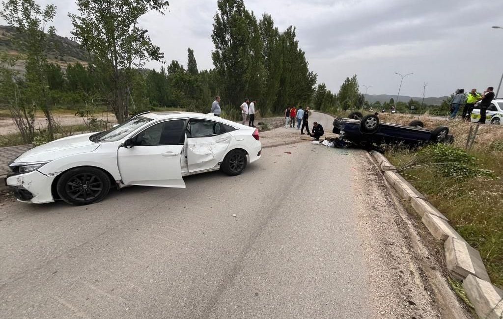 Bilecik’te YHT Kavşağında trafik kazası: 3 yaralı Bilecik’te bir araca çarptıktan sonra takla atan otomobil içinde bulunan