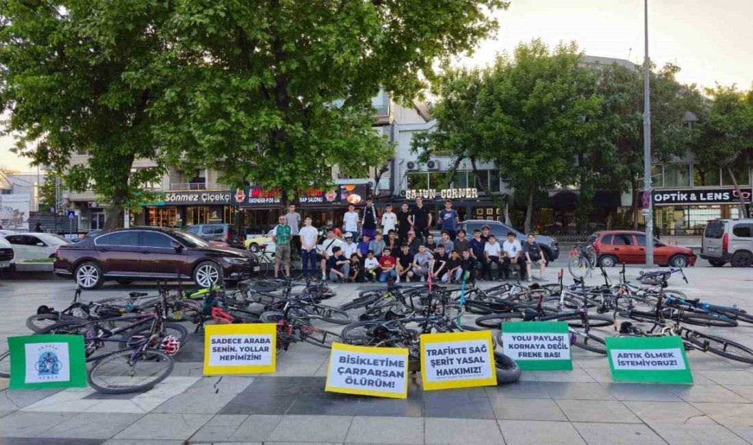 Bisikletliler, trafikte ölmemek için pankartlı eylem yaptı Düzce’de bisikletli bir grup, trafikte var olduklarını göstermek için önce