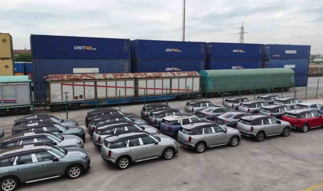Boğazı trenle geçti: Araç sevkiyatı Köseköy’e ulaştı Türkiye’ye getirilen otomobiller, boğazı trenle geçerek Köseköy Lojistik Merkezi’ne ulaştırıldı.