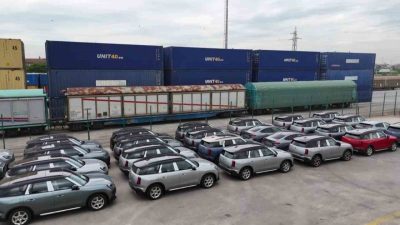 Türkiye’ye getirilen otomobiller, boğazı trenle geçerek Köseköy Lojistik Merkezi’ne ulaştırıldı.