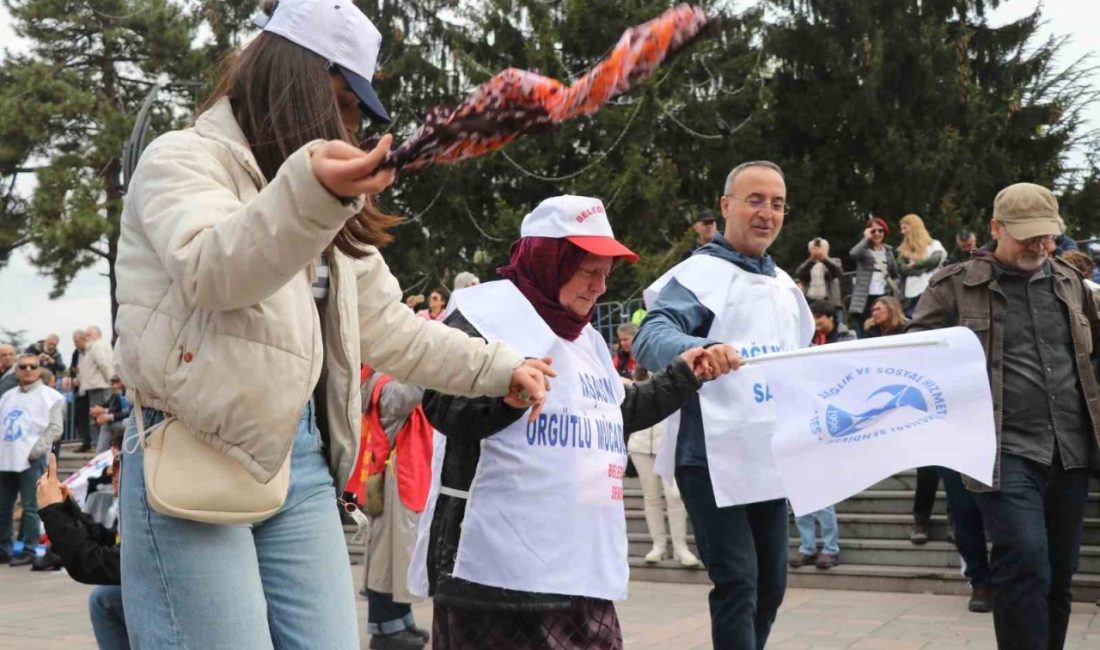 Bolu’da 1 Mayıs Emek ve Dayanışma Günü’nü işçiler halaylarla kutladı.