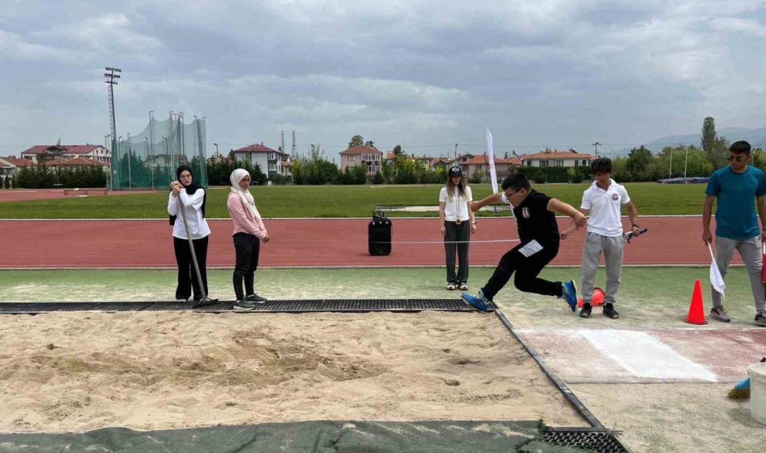 Bolu’da Karaçayır Atletizm Pisti’nde 214 minik sporcunun katılımıyla düzenlenen atletizm