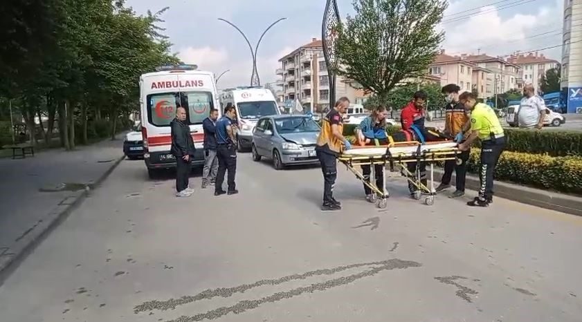 Bolu’da yolun karşısına geçmeye çalışan anne ve kızına otomobil çarptı: 2 yaralı Bolu’da yolun karşısına geçmeye çalışan anne ve 10 yaşındaki kızı,