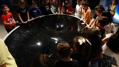 Düzce Belediyesi Bilim Merkezi, düzenlenen etkinliklerle çocukların bilime olan ilgisini