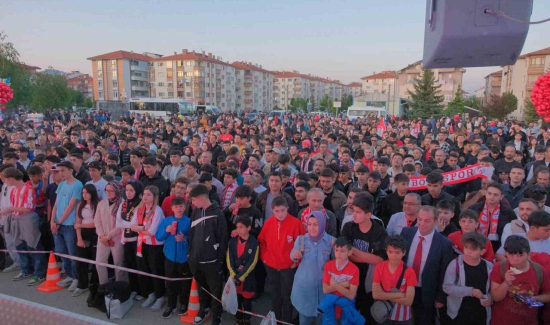 Boluspor-Bandırmaspor maçını yüzlerce taraftar dev ekrandan izledi Trendyol 1. Lig Play-Off 2. Tur ilk maçında Boluspor ile