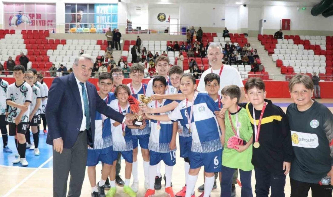 Bozüyük’te Okul Sporları Futsal Finali tamamlandı Bozüyük’te düzenlenen Okul Sporları Küçük Erkekler Futsal final maçında rakibini