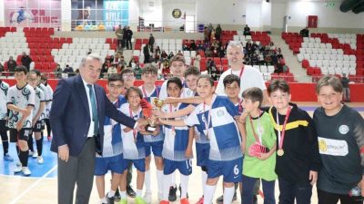 Bozüyük’te düzenlenen Okul Sporları Küçük Erkekler Futsal final maçında rakibini
