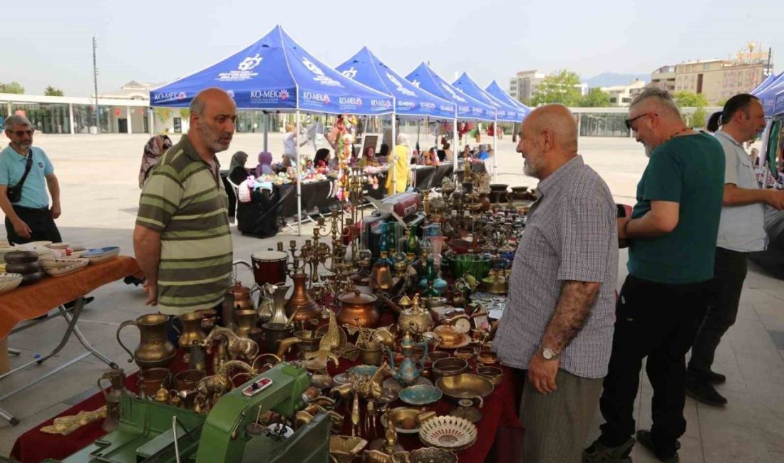 Bu festivalde antika ve nostalji rüzgarı esti Kocaeli’de düzenlenen Bahar Festivali’nde antika tutkunları, geçmişten izler taşıyan parçalarla