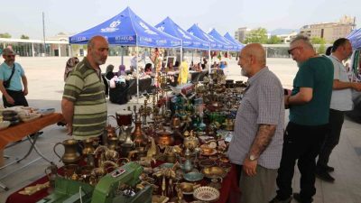 Kocaeli’de düzenlenen Bahar Festivali’nde antika tutkunları, geçmişten izler taşıyan parçalarla