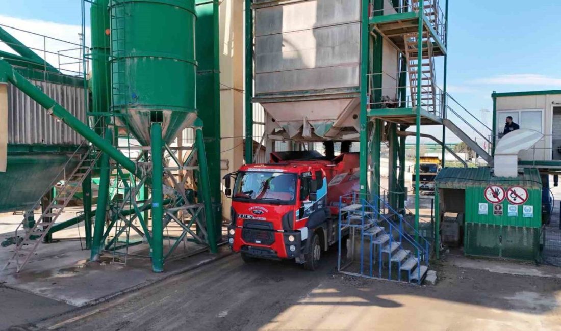 Büyükşehir, saatte 240 ton asfalt üretiyor Kocaeli Büyükşehir Belediyesi, kente kazandırdığı Solaklar Asfalt Şantiyesinde saatte 240