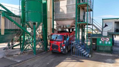 Kocaeli Büyükşehir Belediyesi, kente kazandırdığı Solaklar Asfalt Şantiyesinde saatte 240