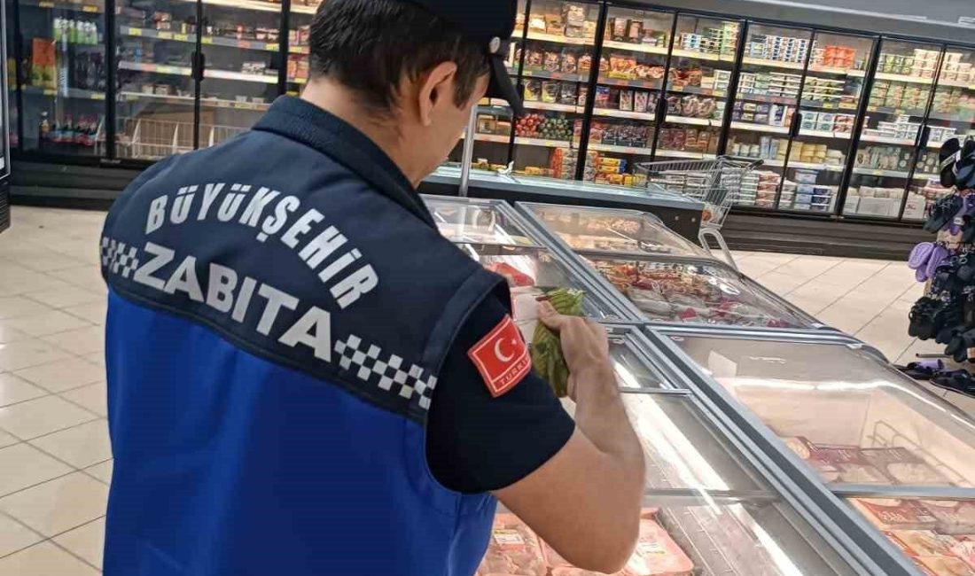 Büyükşehir zabıtasından market denetimi Kocaeli Büyükşehir Belediyesi zabıta ekipleri, vatandaşların sağlıklı ve güvenli alışveriş