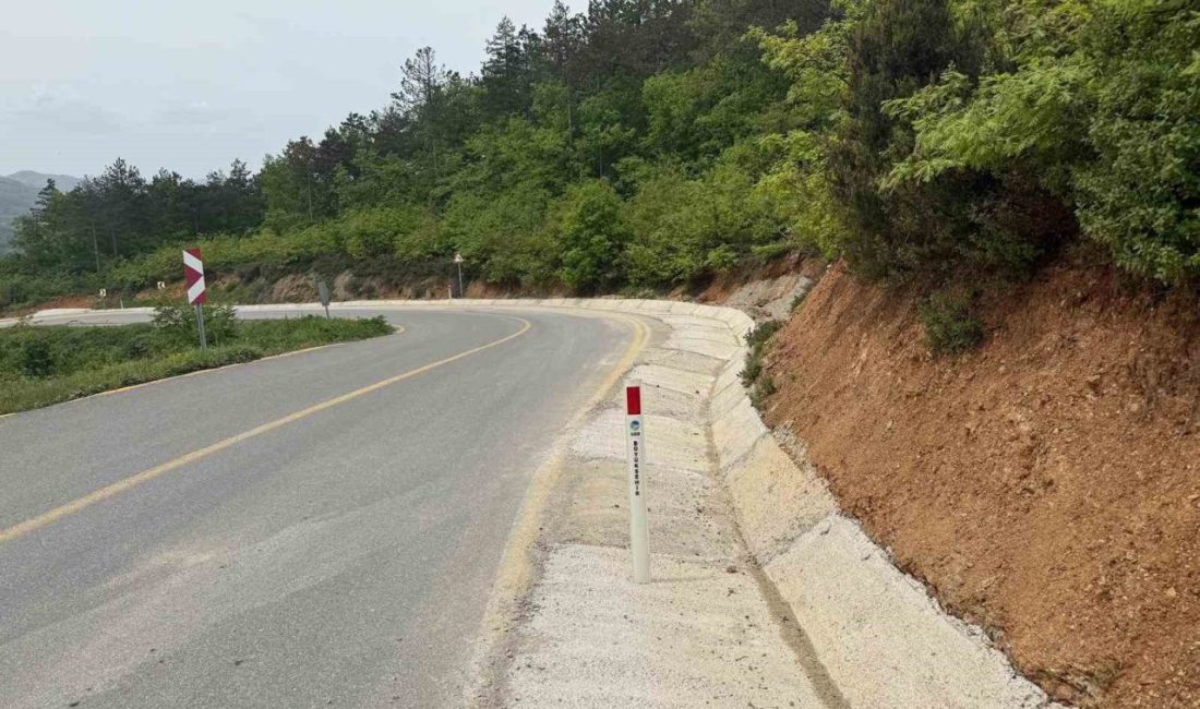 Büyükşehir’den güvenli ulaşım için 2 ilçeye 20 kilometrelik montaj Sakarya Büyükşehir Belediyesi’nin kırsal alanlarda yol güvenliğini artırmak, taşkınları önleyip