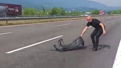 Bolu’da, duyarlı bir vatandaş otoyol üzerinde kazaya sebebiyet vermemesi için,