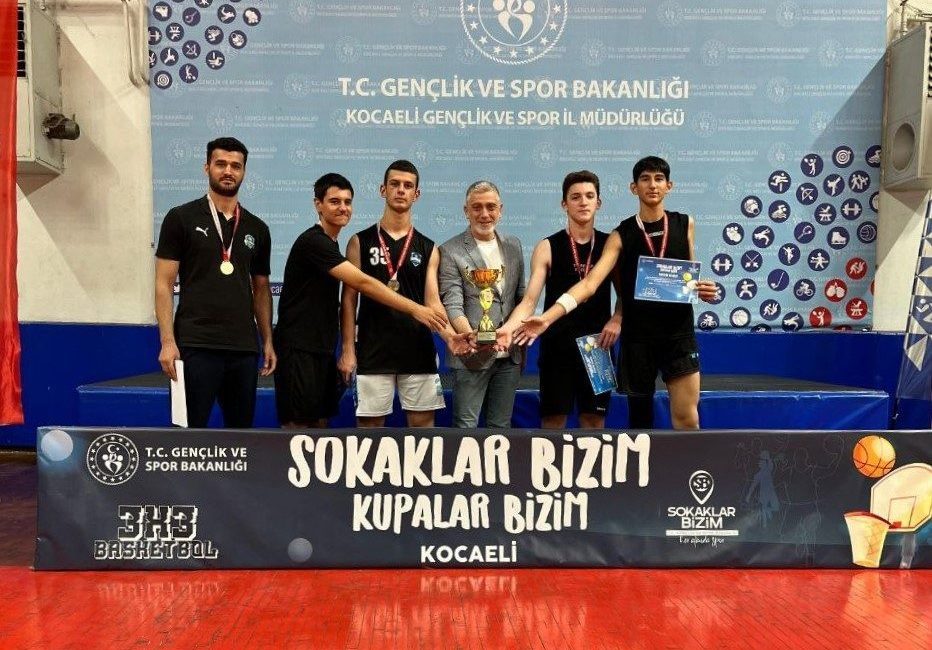Çayırova’nın genç basketbolcuları il şampiyonu oldu Çayırova Belediyesi Eğitim Spor Kulübü’nün genç basketbolcuları, Sokaklar Bizim 3×3