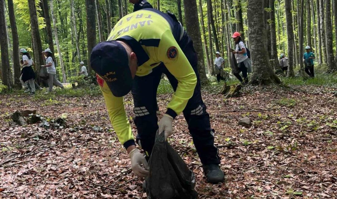 Çocuklar çevreyi temizledi Gölcük’te çocuklar, 81 ilde düzenlenen “Orman Benim” kampanyasıyla çöp ve
